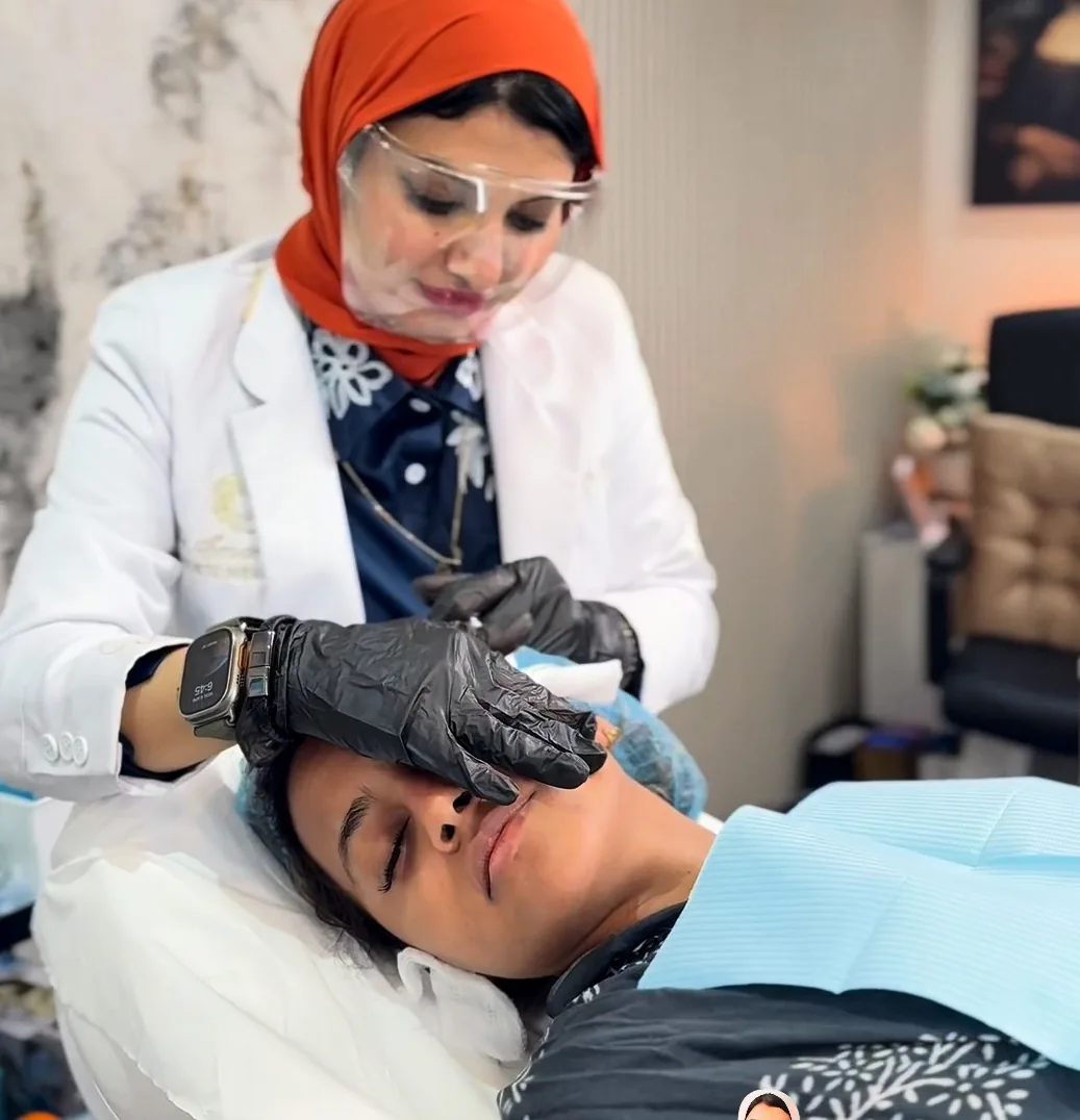 طبيبة تجميل أثناء جلسة حقن في مجمع دي براكسس